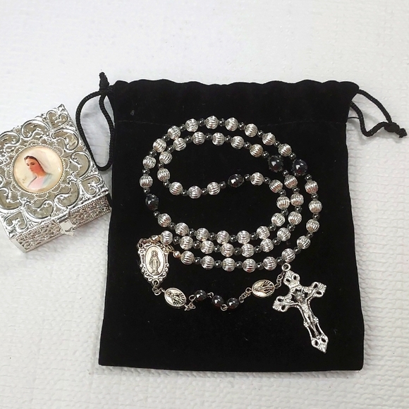 Rosary with gift box included. - Picture 8 of 10